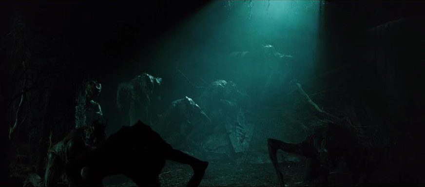 蓝绿色洞穴中有几道生物轮廓