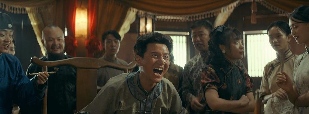 赌场里一名男子张口大笑，周围多人围在桌旁