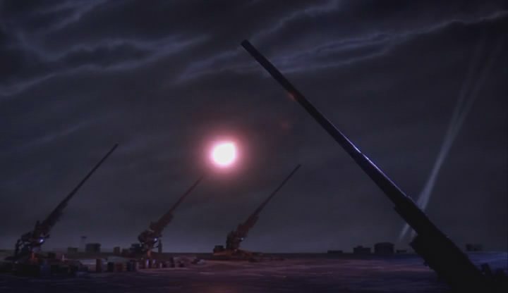 夜空中的探照灯和炮管同时指向一轮亮月