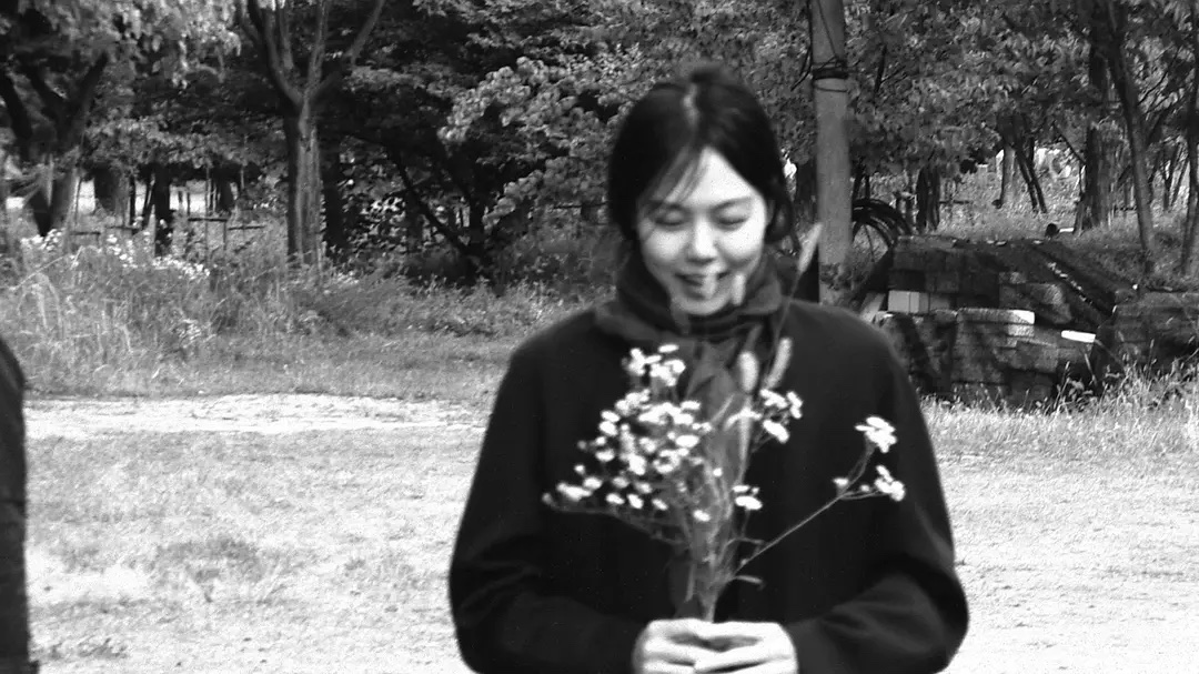 剧照2:吉秀在公园中持花