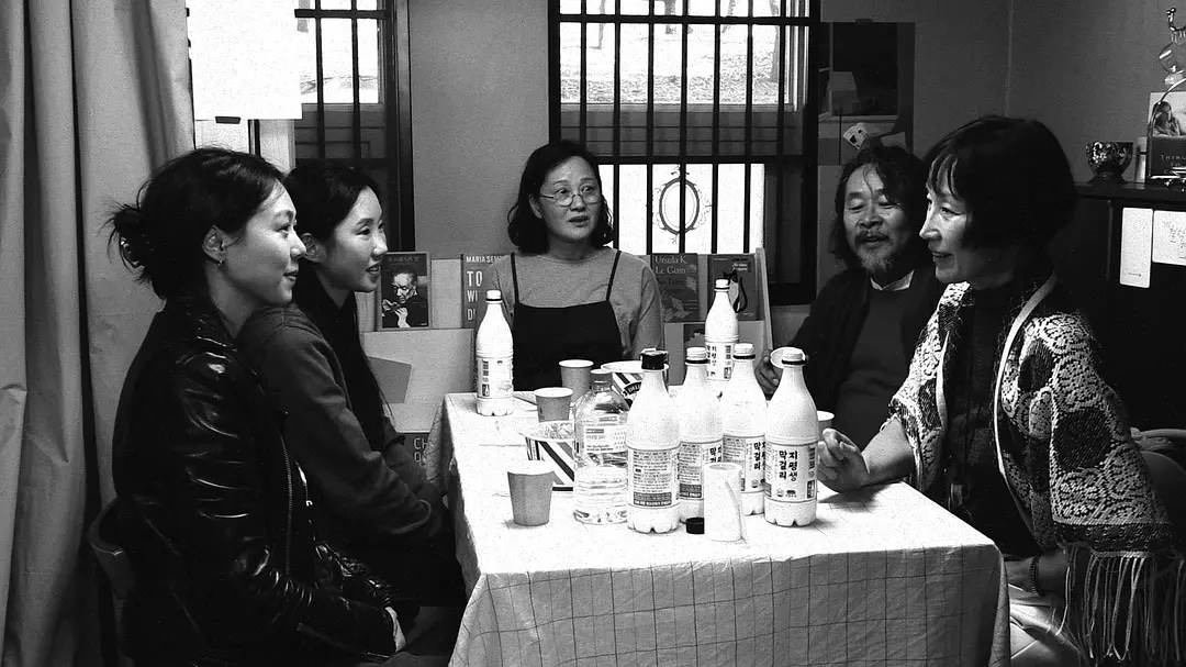 剧照3:书店聚会,五个人围桌