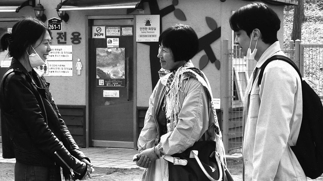 剧照4:吉秀、年长女性、京宇三人在户外