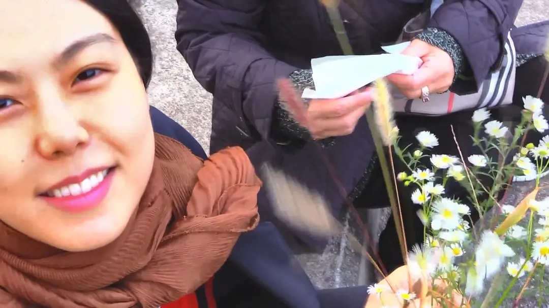 剧照5:结尾短片中黑白突然转为彩色的瞬间——吉秀手持野花束面对摄影机