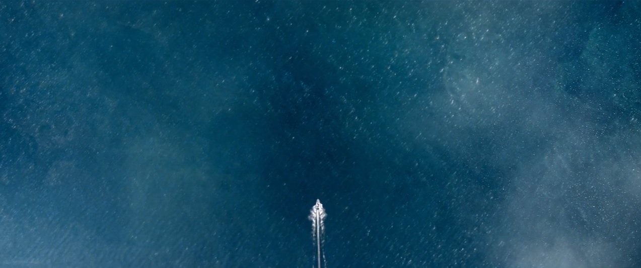 一艘小艇在深蓝色海面上航行