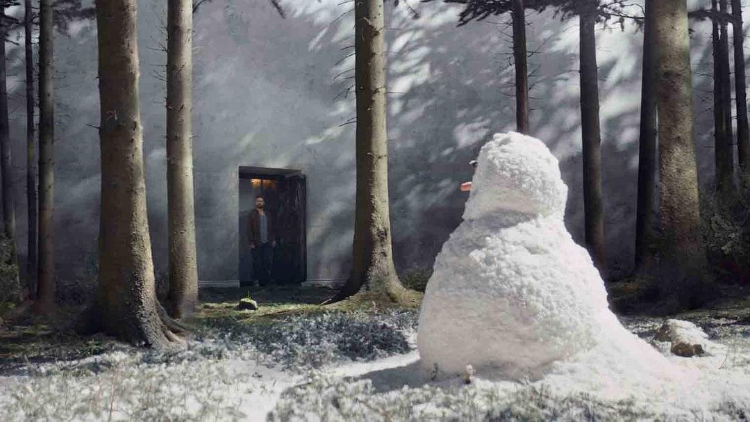 雪地里立着雪人，树林深处出现一扇敞开的门