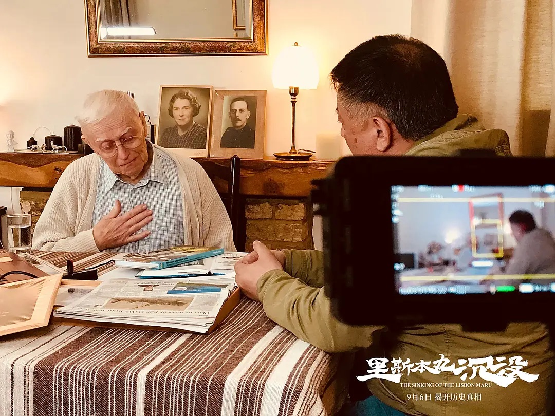 方励在英国采访幸存者后代,摄影机记录下了这个追溯历史的过程