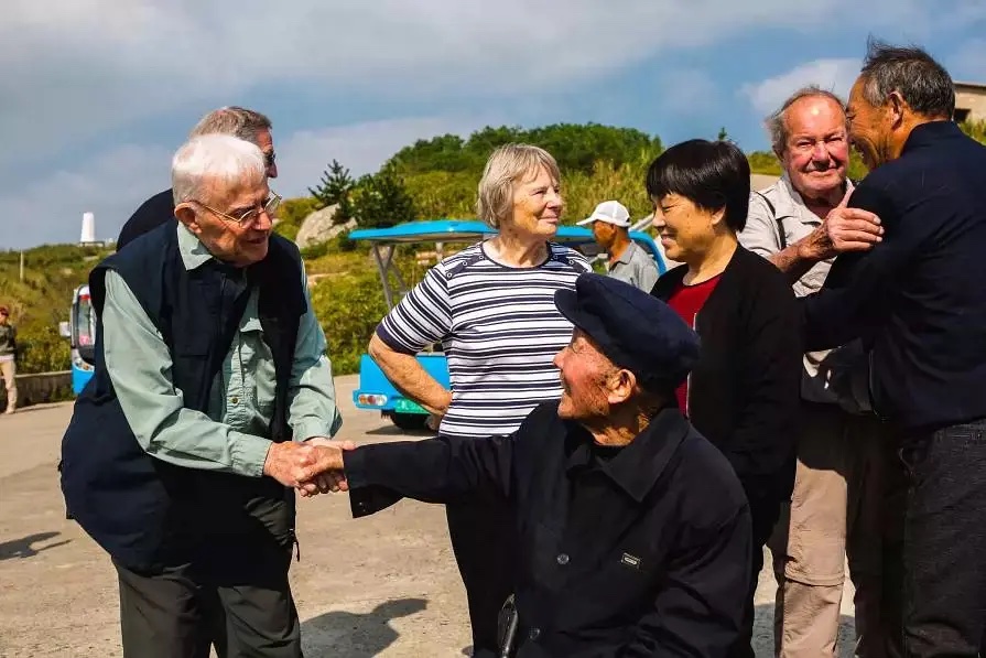 英国幸存者后代与中国渔民后代在舟山岛上重逢,跨越八十年的握手