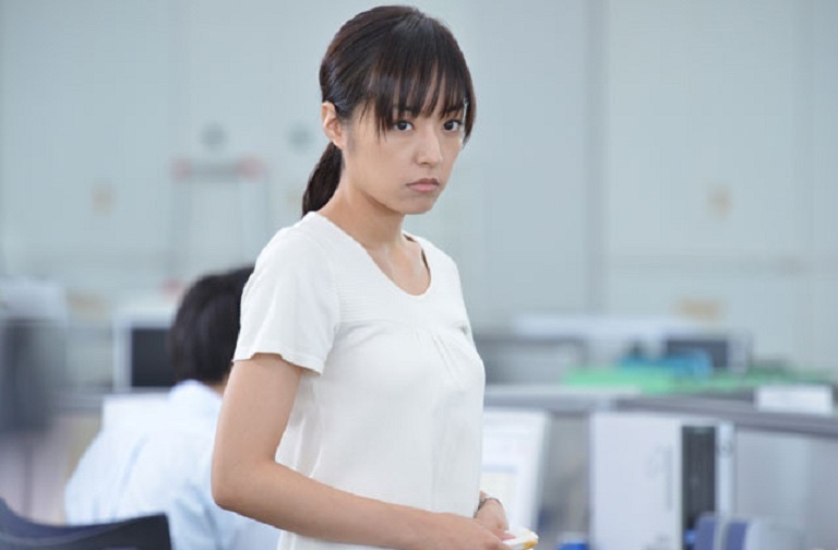 城野美姬在公司里总是沉默寡言、毫不起眼
