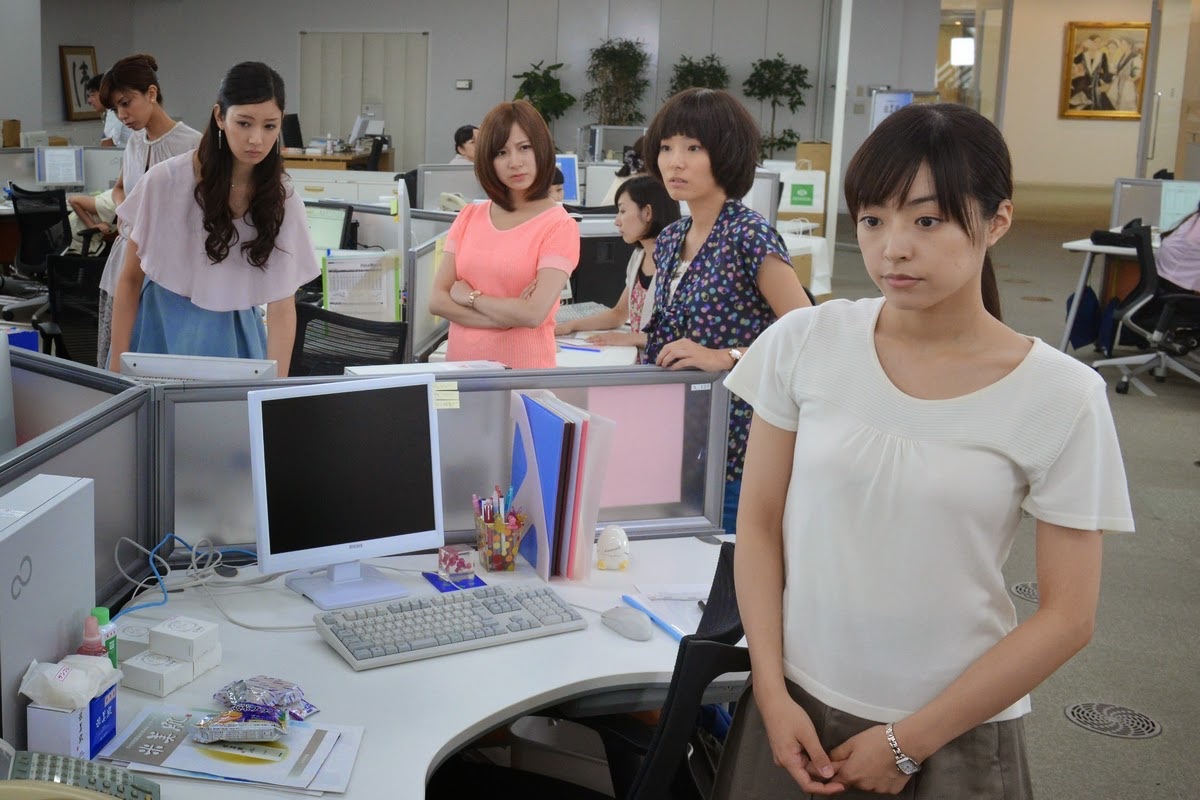 公司里的女同事们各怀心思地注视着城野