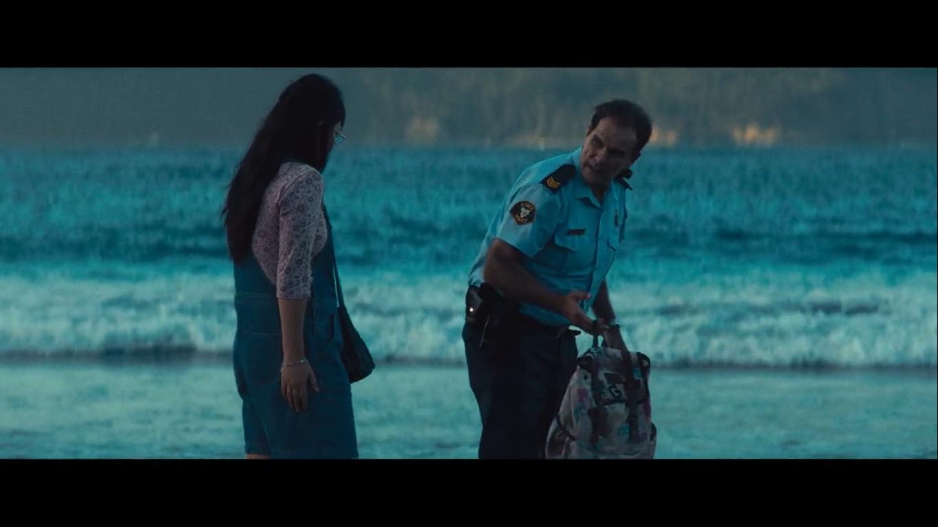 被冲上岸的背包,让镇上的人以为加比死于那场风暴