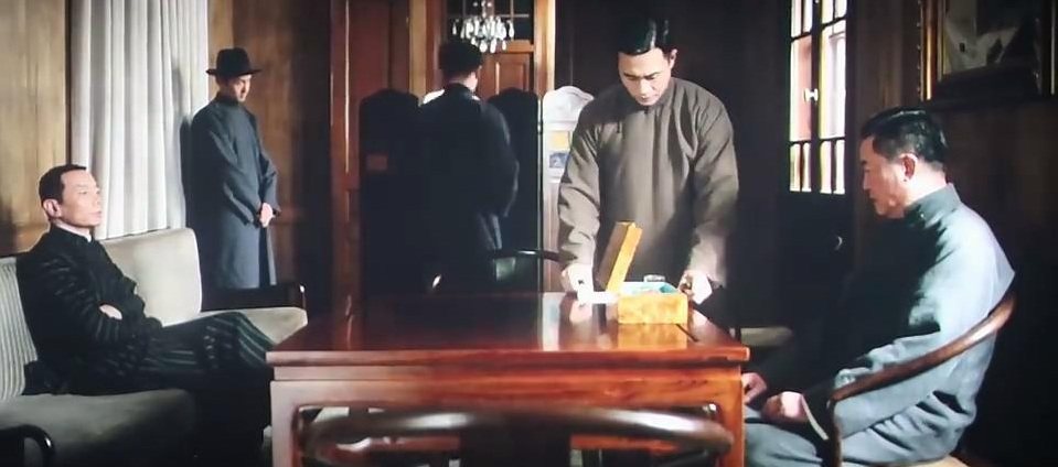 多名男子坐在或站在木质房间内