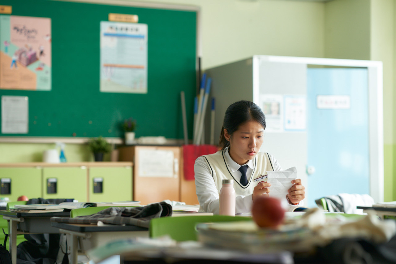 主人独自在教室里面对苹果