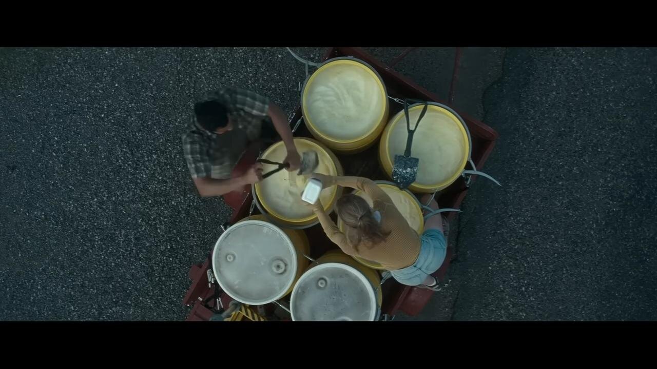 俯拍车斗上成排的药剂桶