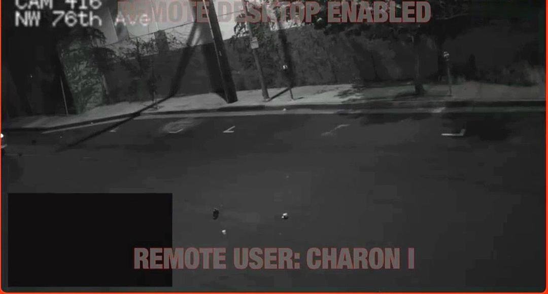 黑白道路监控画面覆盖远程用户文字，空旷路面上散落着几个小物体