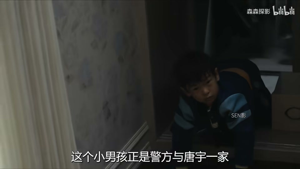 一名男孩从衣柜旁的狭窄开口向外爬