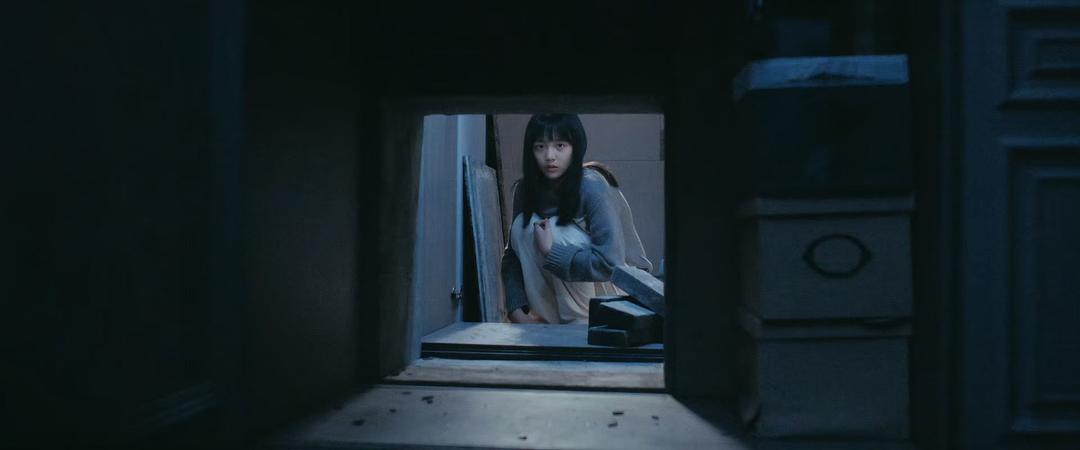 一名女孩从方形通道口向外探看