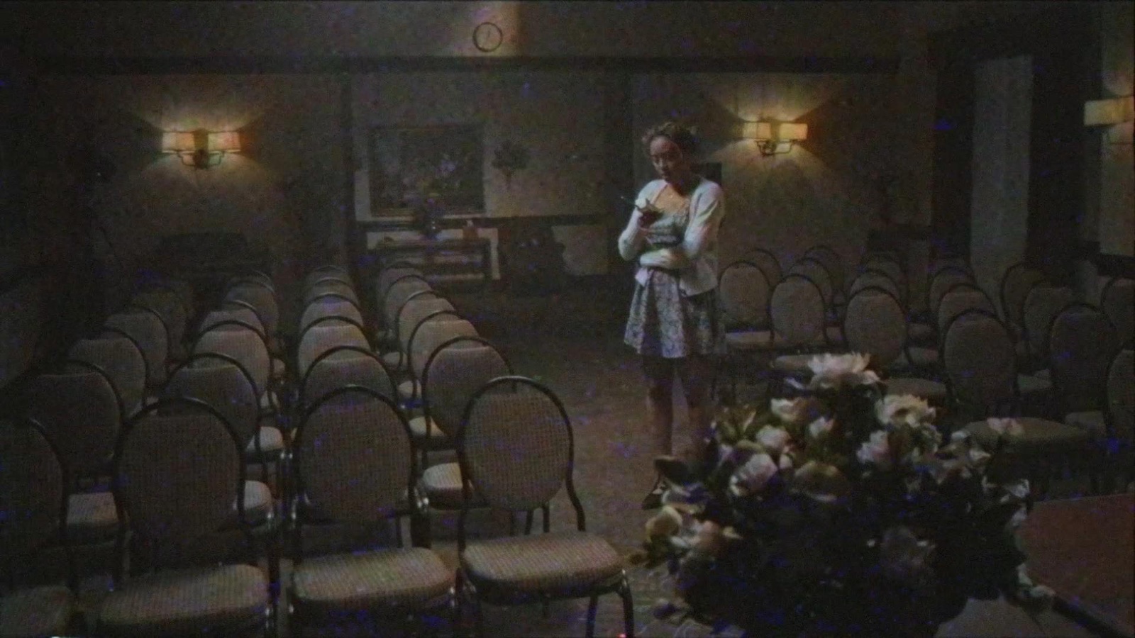 海莉独自站在殡仪馆的守灵厅里