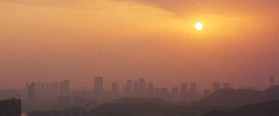 清晨的太阳悬在雾霭中的长沙上空