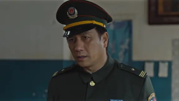 穿制服戴大檐帽的男子在室内看向左侧