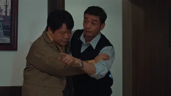一名男子扶着另一名男子的手臂