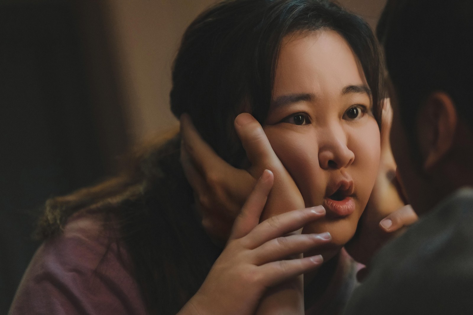 烧烤店老板抓住乐莹的脸,乐莹抬手反抗