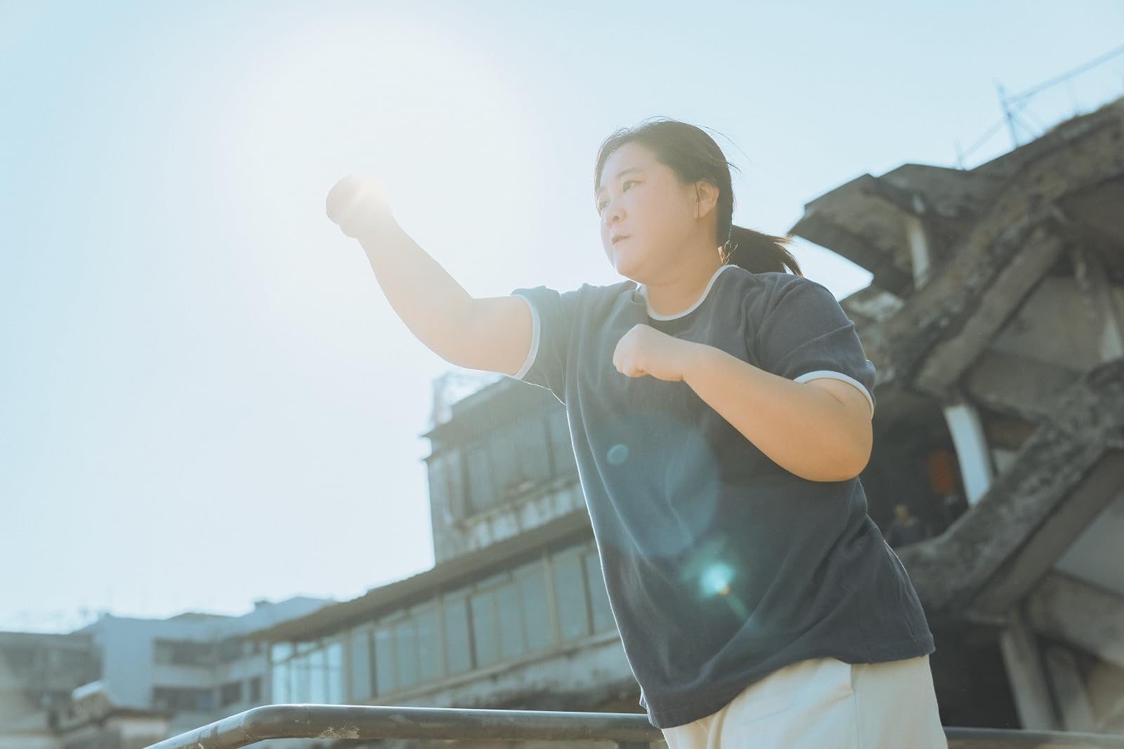 乐莹在阳光下练习出拳