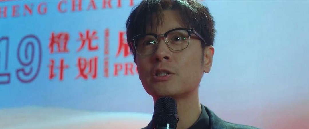 孙海涛手持麦克风，身后是昌恒基金会的活动背景