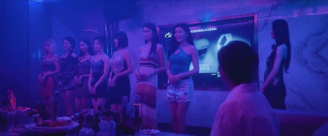 蓝紫灯光下，多名女性在夜场包间内排成一列